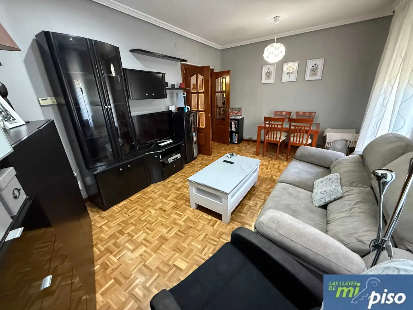 Living room of Flat for sale in Valladolid  with Heating, Parquet flooring and Furnished