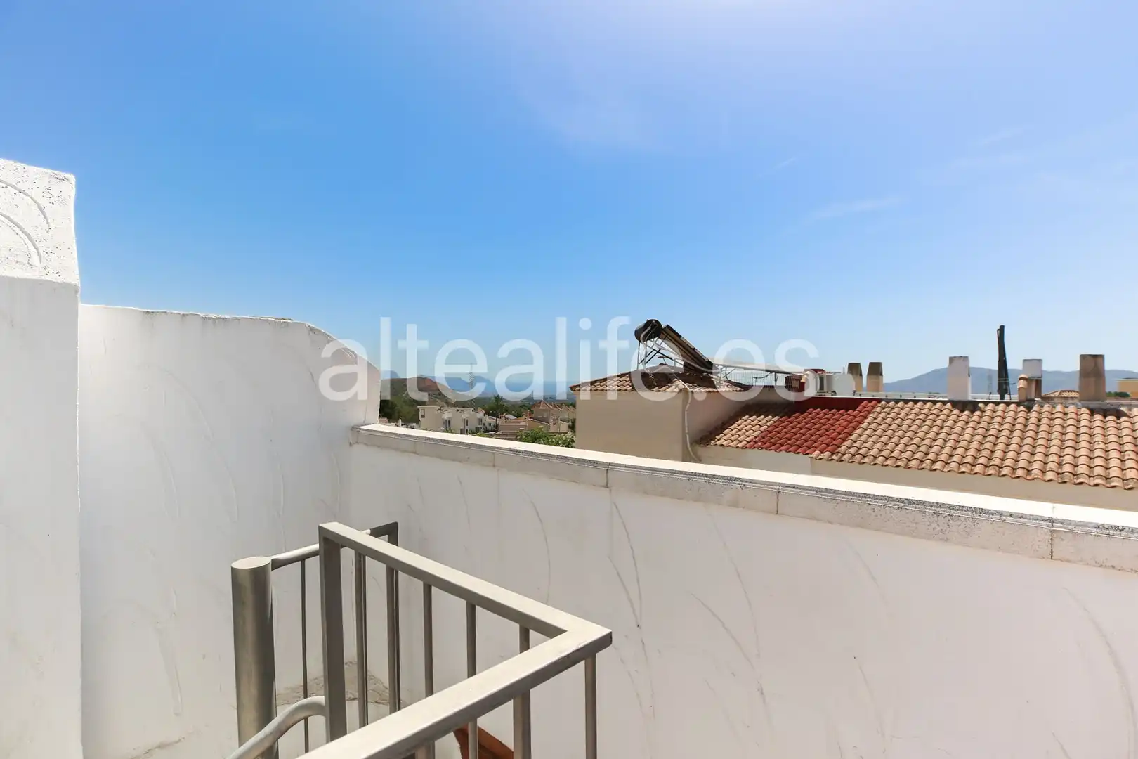 Vista exterior de Casa adosada en venda en La Nucia amb Terrassa i Piscina comunitària