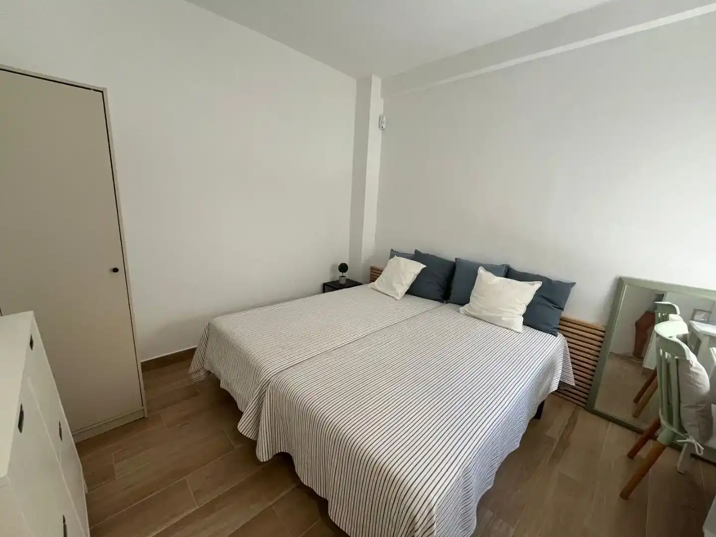 Dormitori de Pis en venda en  Madrid Capital amb Aire condicionat i Balcó