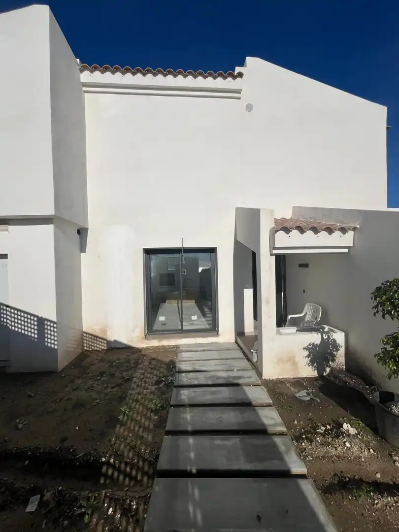 Vista exterior de Casa adosada en venda en Estepona amb Aire condicionat, Terrassa i Traster