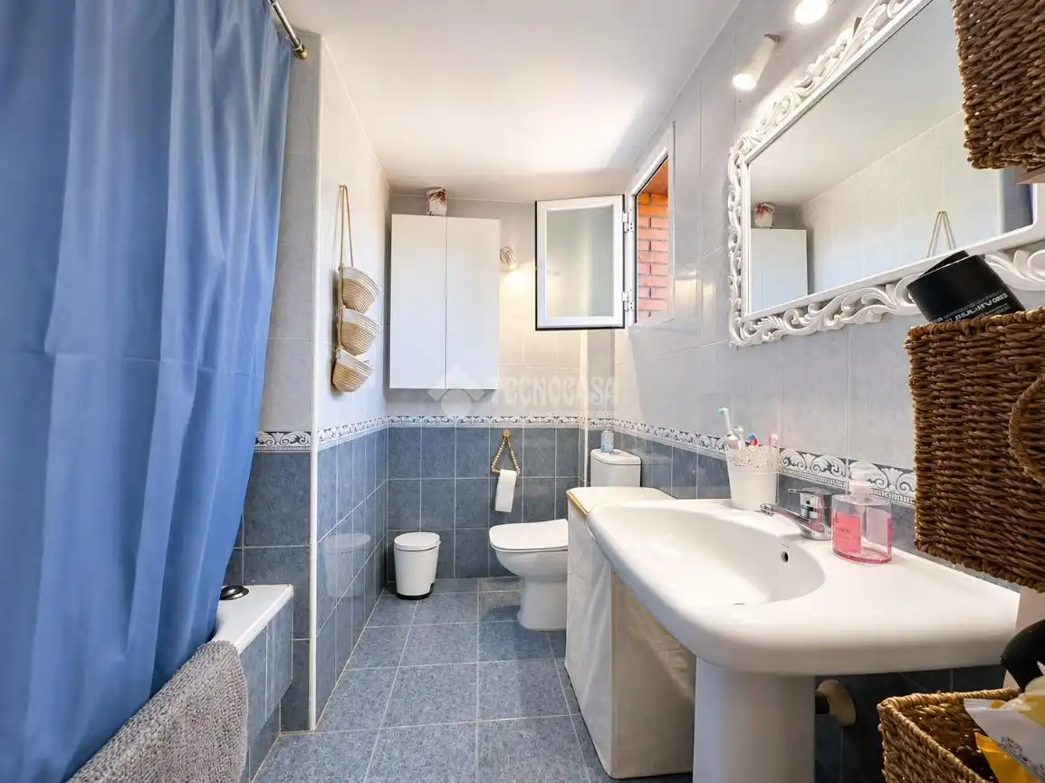 Baño de Casa adosada en venta en Alcalá de Henares con Aire acondicionado, Calefacción y Parquet