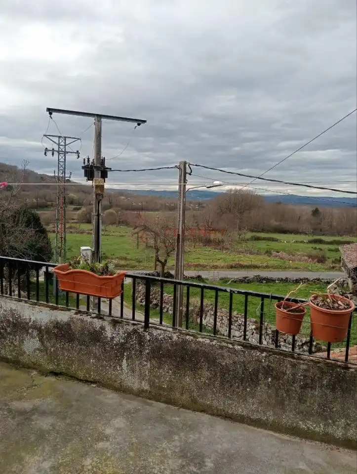 Außenansicht von Einfamilien-Reihenhaus zum Verkauf in Allariz mit Heizung, Terrasse und Abstellraum