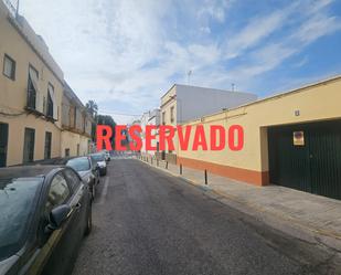 Vista exterior de Casa adosada en venda en San Juan de Aznalfarache amb Terrassa, Traster i Moblat