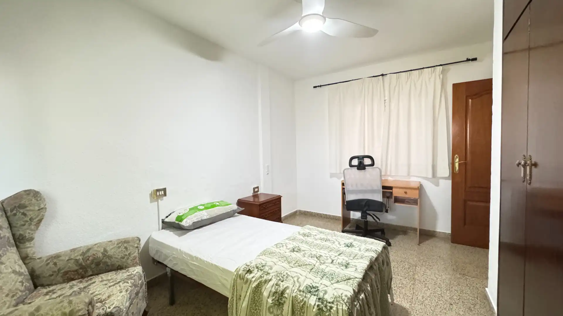 Bedroom of Flat for rent in Granada  with Air Conditioner, Terrace and Microwave