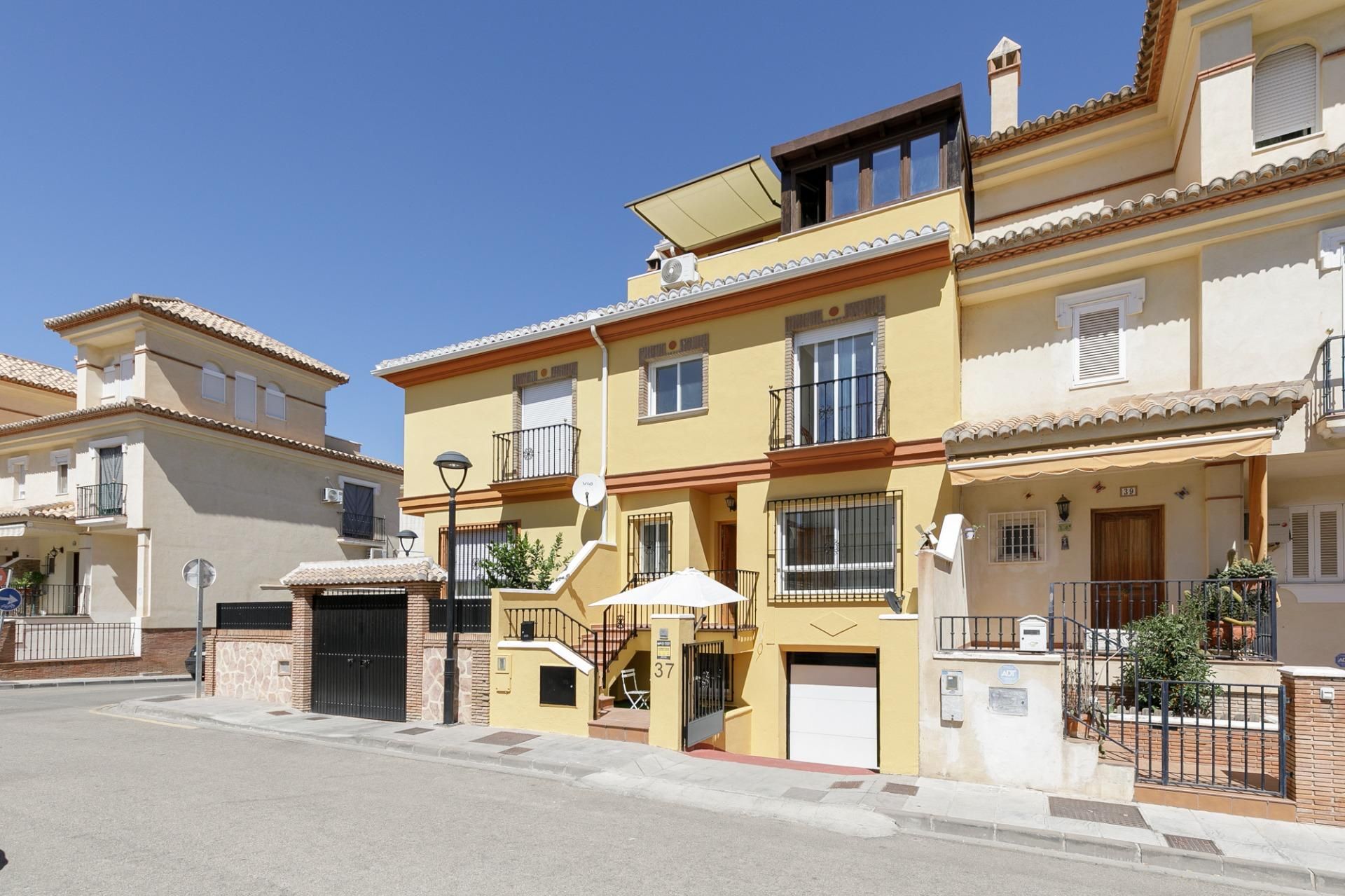 Exterior view of Single-family semi-detached for sale in Ogíjares  with Heating and Terrace