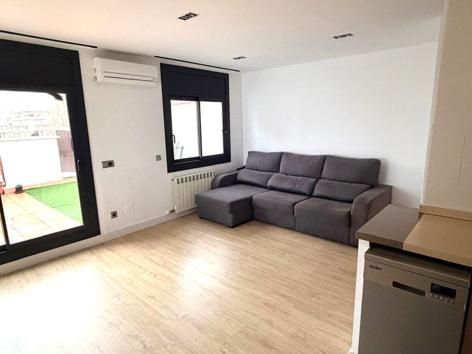 Sala d'estar de Àtic en venda en Sant Boi de Llobregat amb Aire condicionat, Calefacció i Parquet