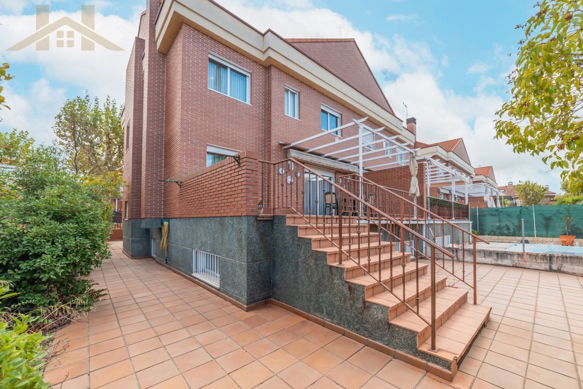 Vista exterior de Casa adosada en venda en Villaviciosa de Odón amb Calefacció i Moblat