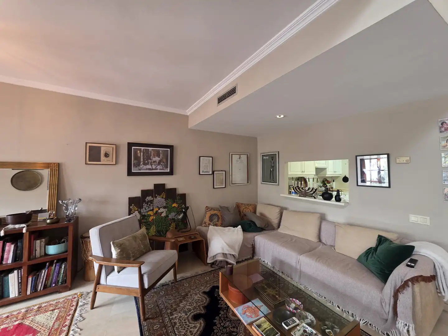 Wohnzimmer von Einfamilien-Reihenhaus zum Verkauf in La Alcaidesa mit Klimaanlage, Terrasse und Abstellraum