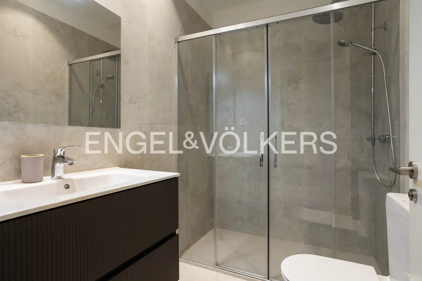 Bany de Apartament de lloguer en Madrid amb Aire condicionat i Calefacció