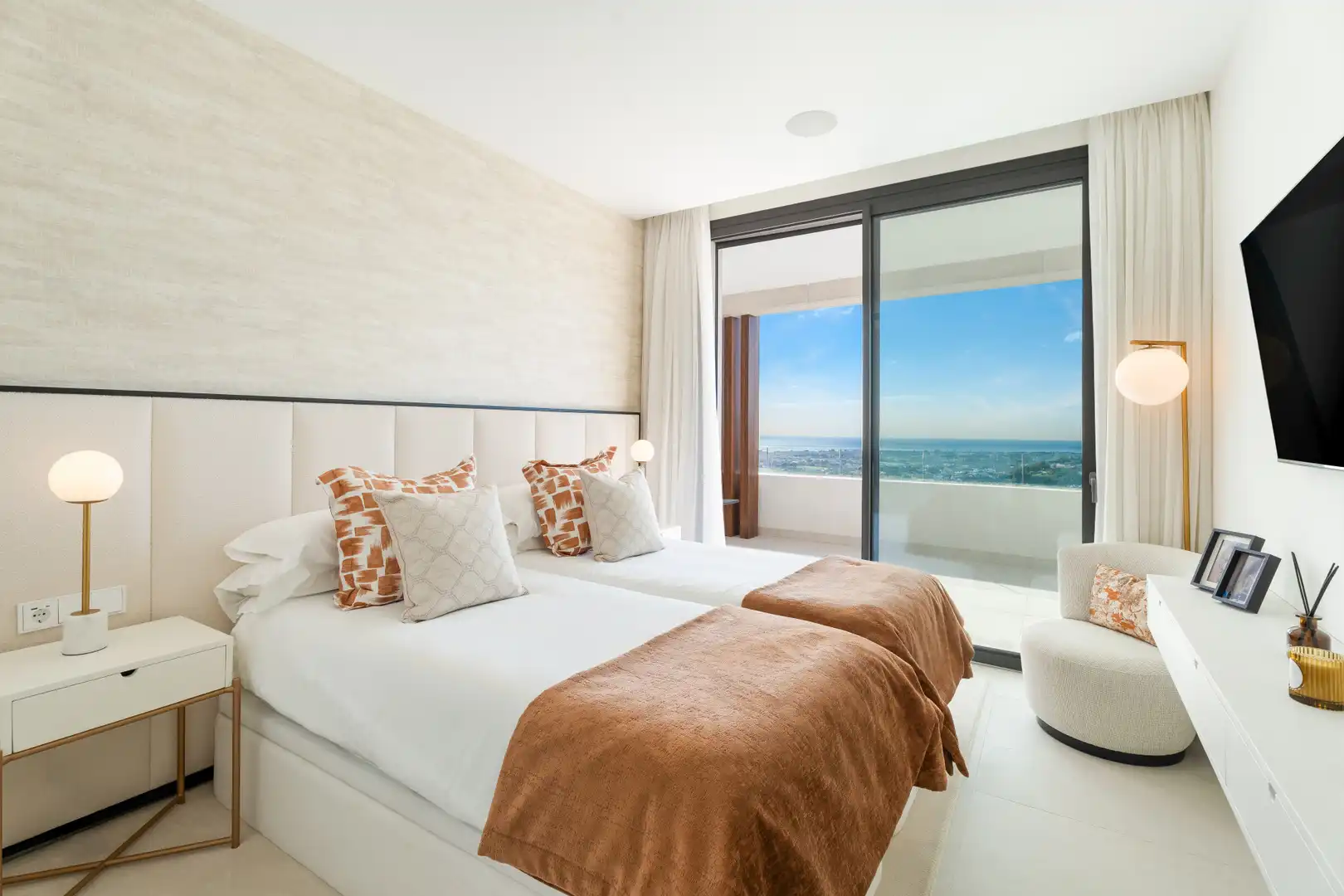 Bedroom of Apartments for sale in Benahavís  with Air Conditioner, Terrace and Storage room