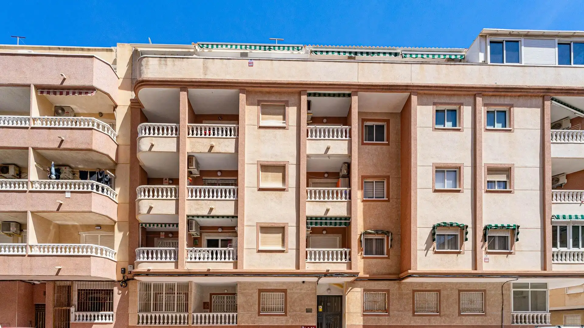 Vista exterior de Apartament en venda en Torrevieja amb Aire condicionat, Terrassa i Moblat