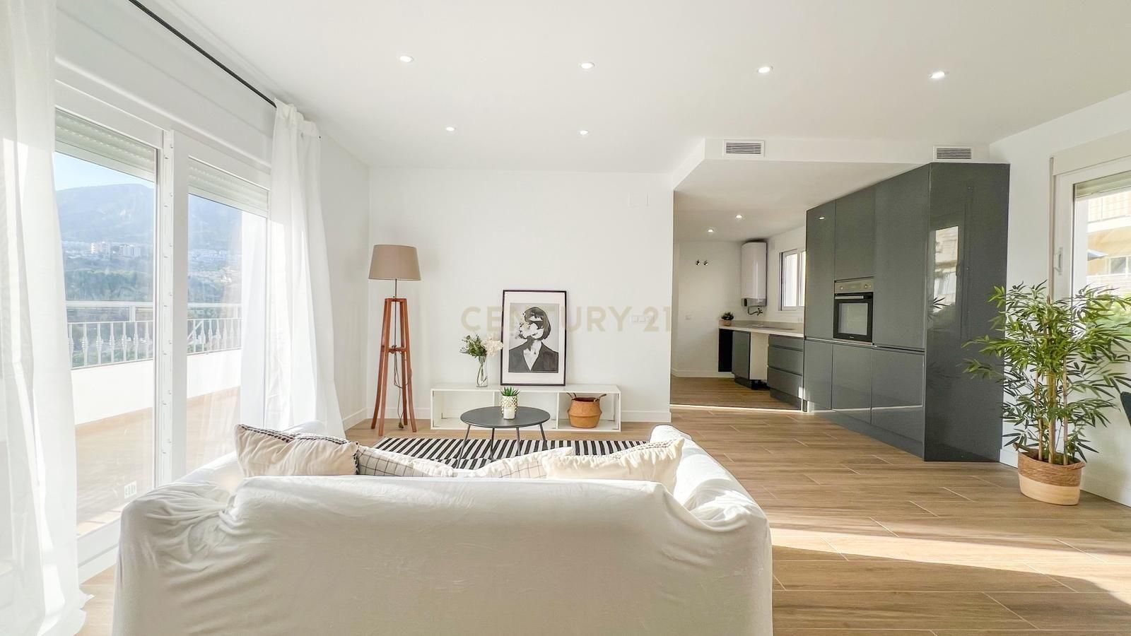 Sala d'estar de Apartament en venda en Benalmádena amb Aire condicionat, Piscina i Forn