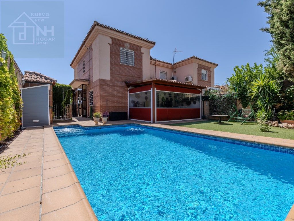 Piscina de Casa adosada en venda en Albolote amb Aire condicionat, Jardí privat i Piscina