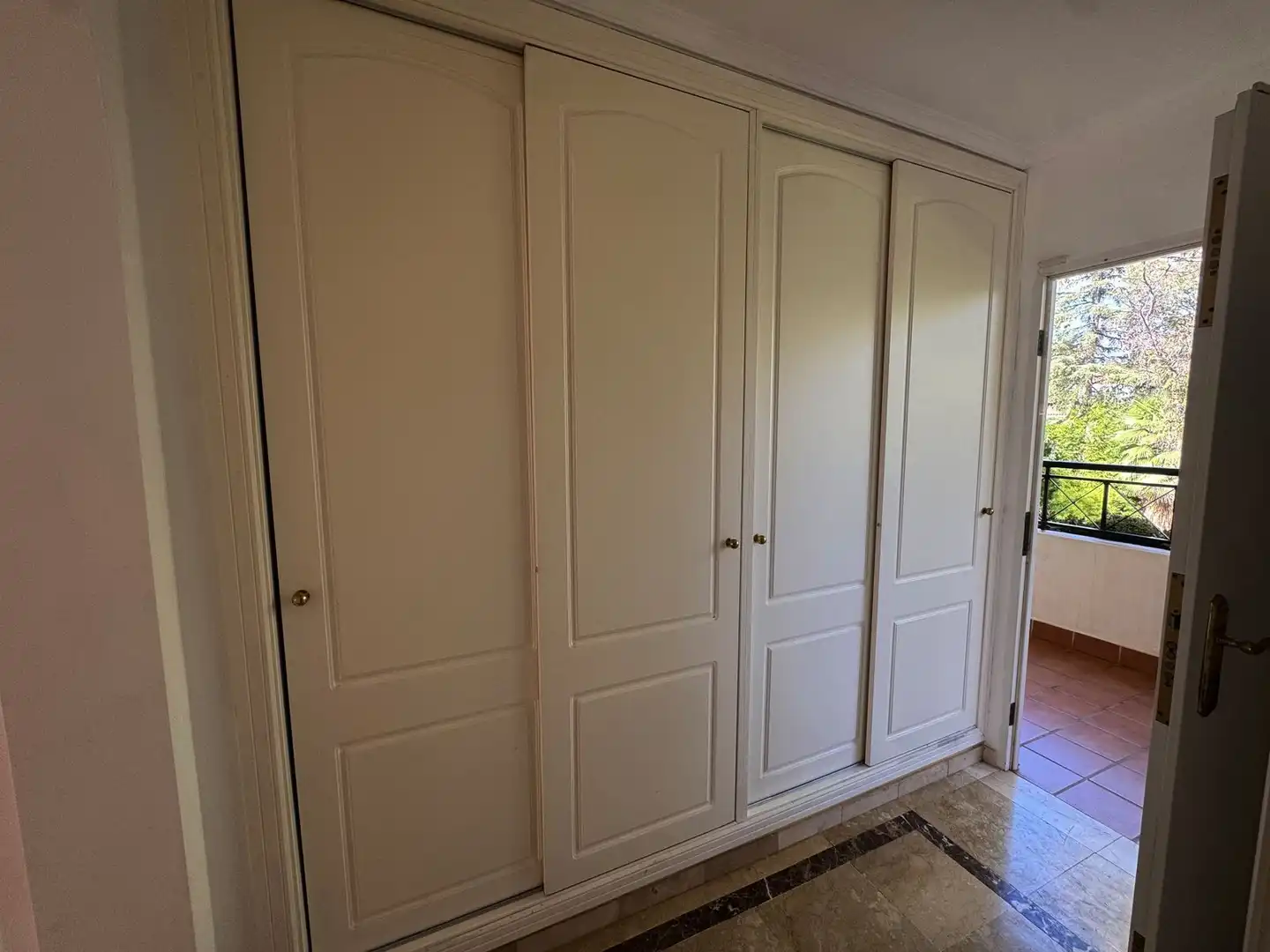Habitación de Piso en venta en Marbella con Terraza y Piscina comunitaria