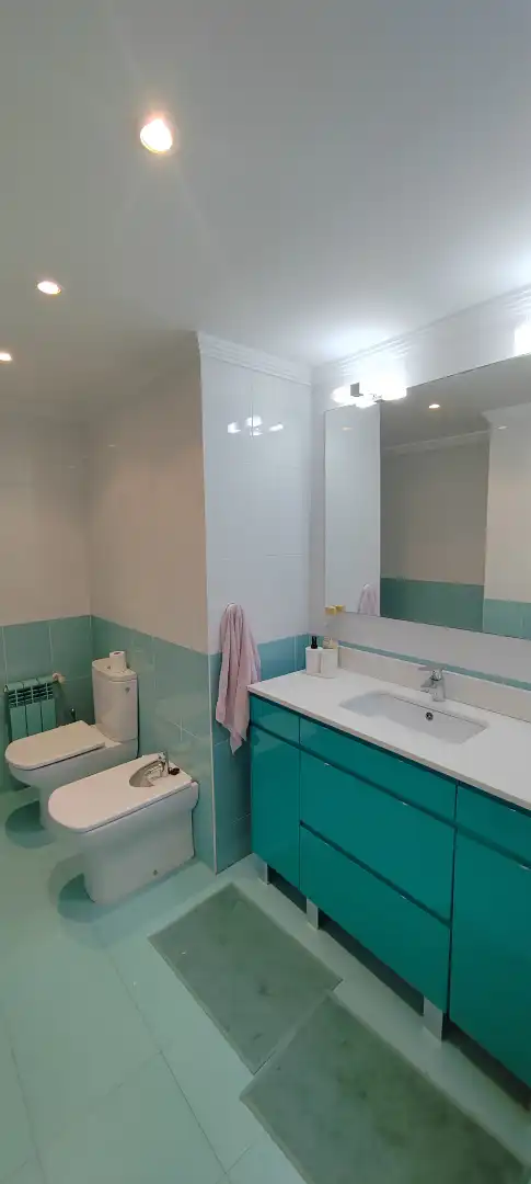 Badezimmer von Wohnung zur Miete in Bilbao  mit Heizung, Parkett und Terrasse
