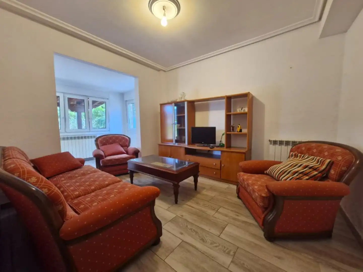 Sala d'estar de Casa o xalet en venda en Los Corrales de Buelna  amb Calefacció, Jardí privat i Terrassa