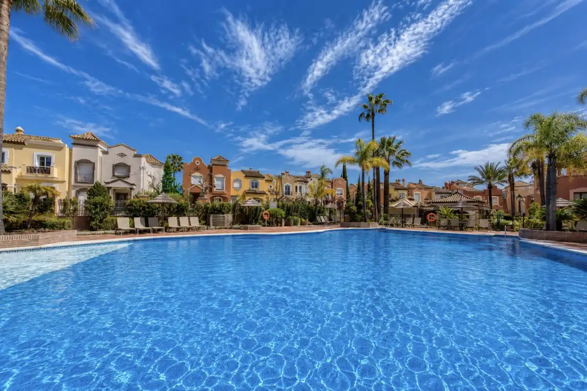 Piscina de Dúplex en venda en Marbella amb Aire condicionat, Terrassa i Traster