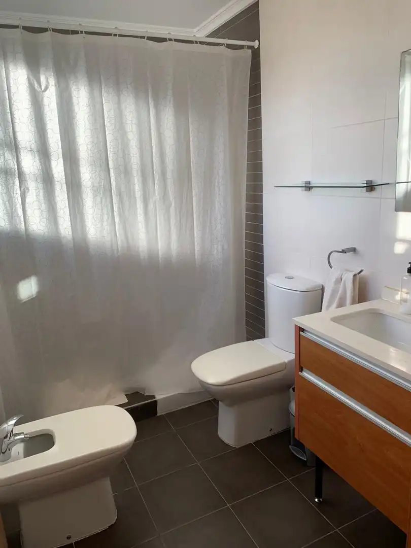 Badezimmer von Einfamilien-Reihenhaus zur Miete in Cullera mit Klimaanlage, Terrasse und Abstellraum
