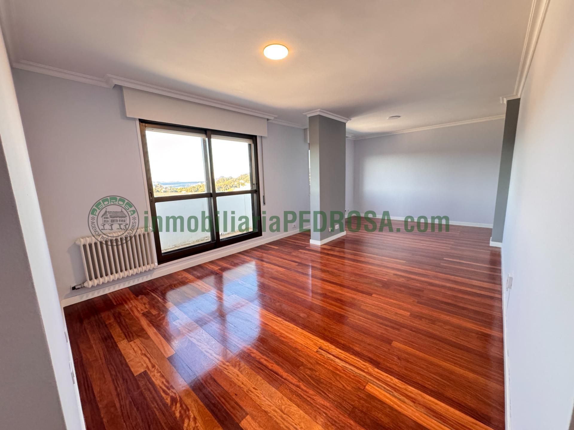 Bedroom of Flat to rent in Pontevedra Capital   with Heating, Terrace and Storage room