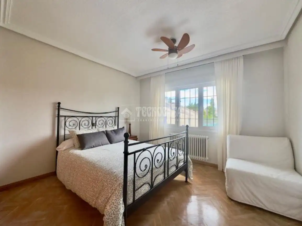 Bedroom of Detached homes for sale in Las Rozas de Madrid  with Air Conditioner, Heating and Private garden