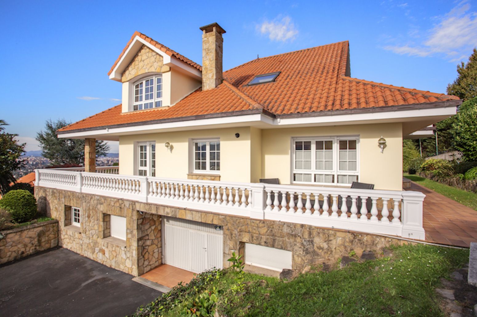 Exterior view of House or chalet for sale in Gijón   with Heating, Parquet flooring and Terrace