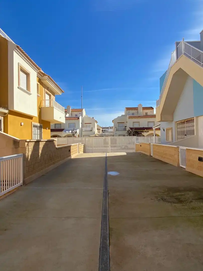 Vista exterior de Planta baixa en venda en Pilar de la Horadada amb Terrassa, Piscina i Piscina comunitària