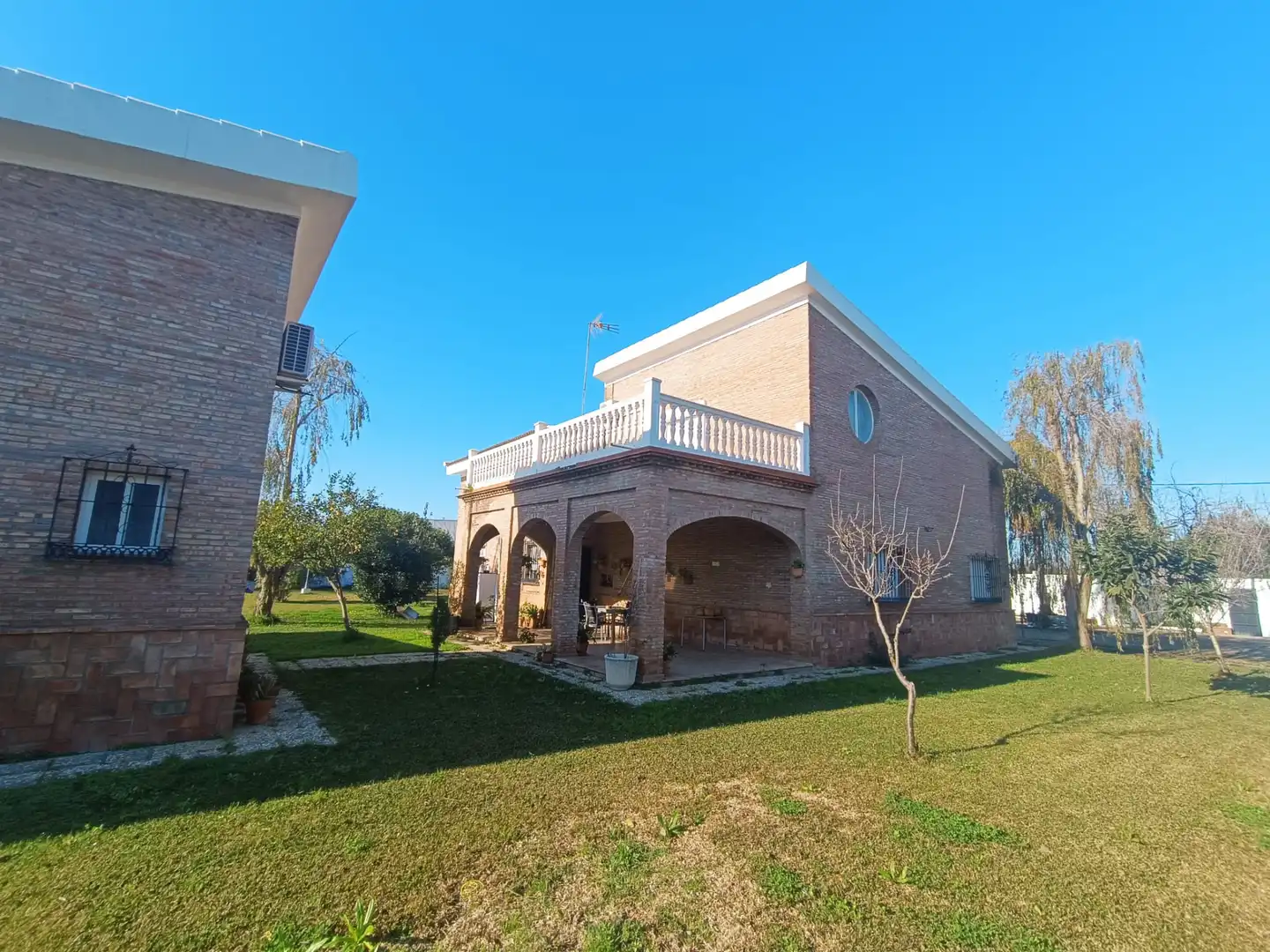 Vista exterior de Casa o xalet en venda en Alcalá de Guadaira amb Aire condicionat, Calefacció i Jardí privat