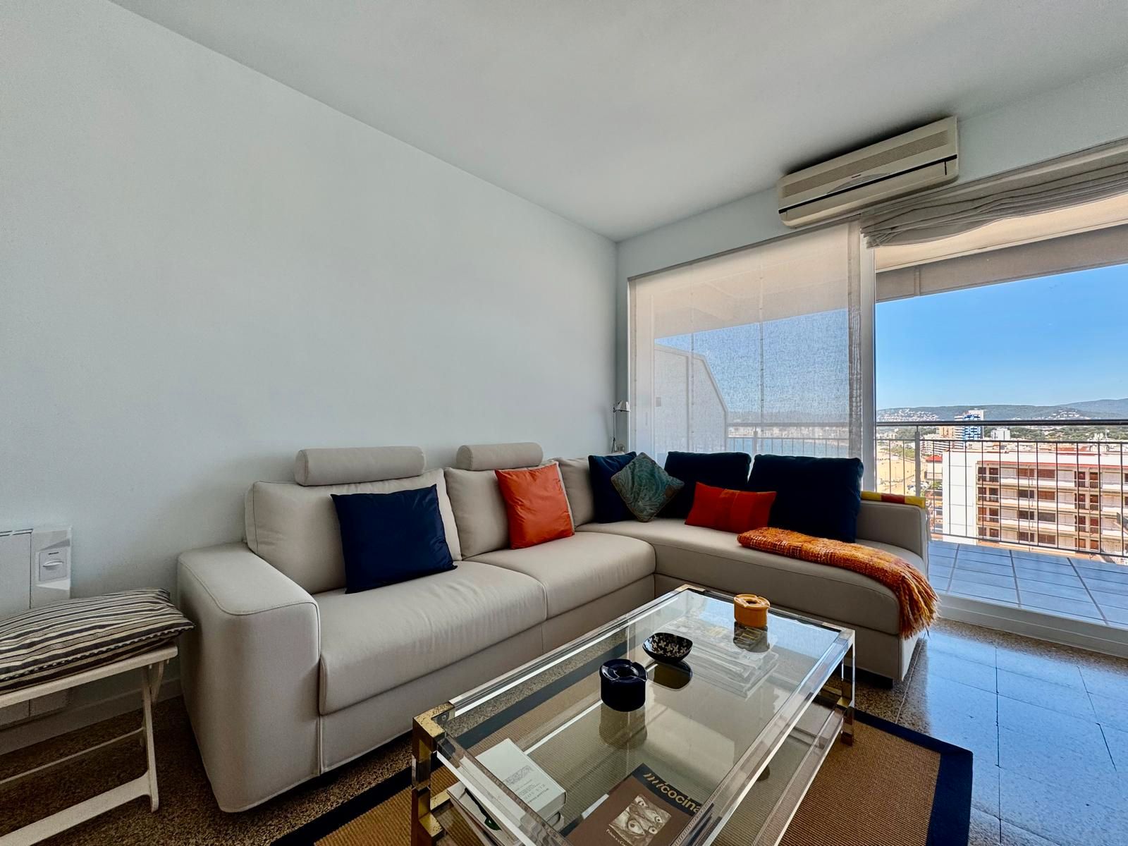 Living room of Flat for rent in Palamós  with Air Conditioner, Terrace and Furnished