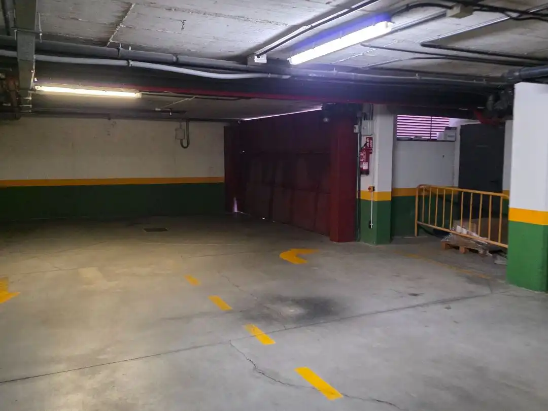 Parkplatz von Garage zur Miete in Alcalá de Henares mit Alarm