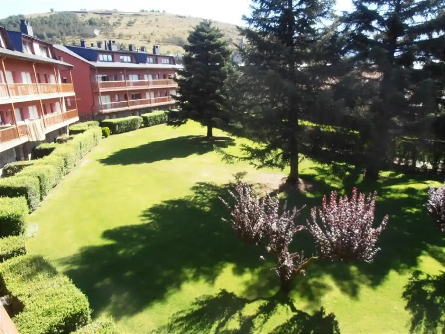 Vista exterior de Àtic de lloguer en Llívia amb Parquet, Traster i Piscina