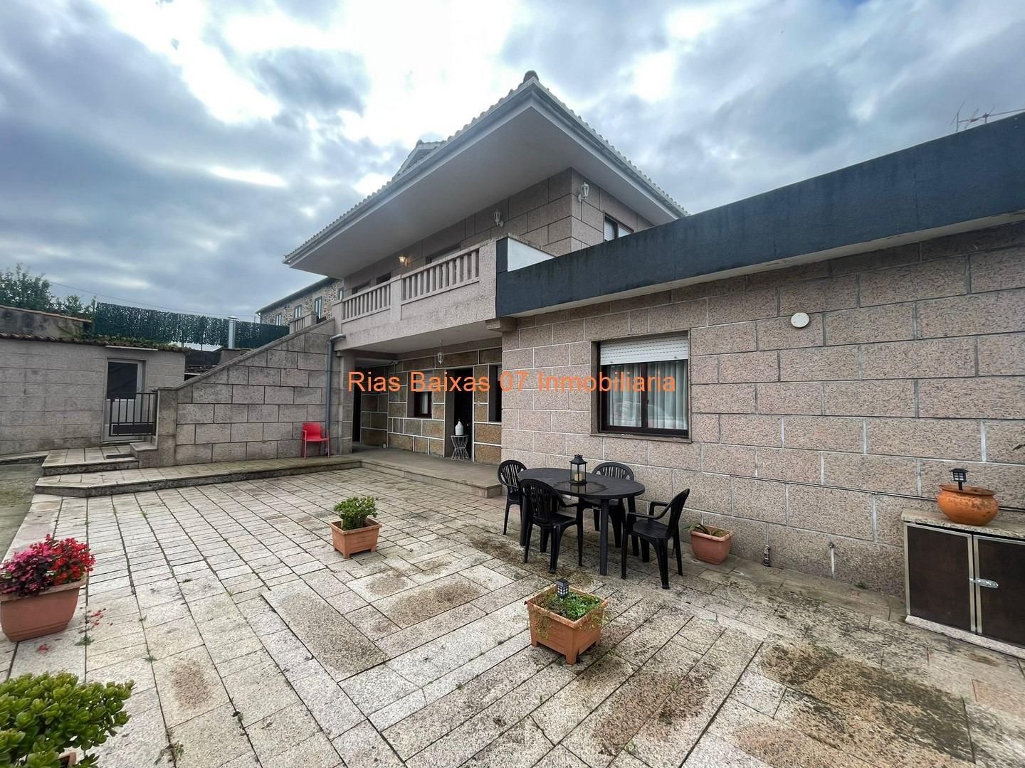 Vista exterior de Casa o xalet en venda en Mos amb Calefacció, Jardí privat i Terrassa