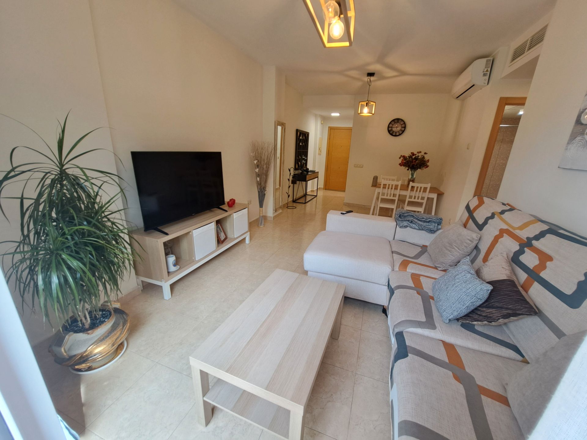 Wohnzimmer von Wohnungen zur Miete in Guaro mit Klimaanlage, Heizung und Möbliert