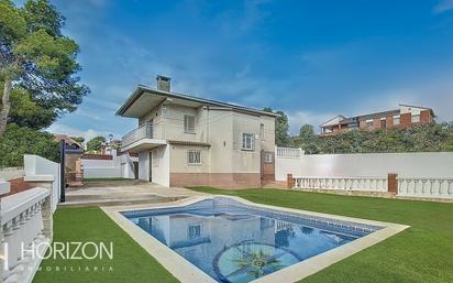 Vista exterior de Casa o xalet en venda en Cunit amb Calefacció, Jardí privat i Parquet