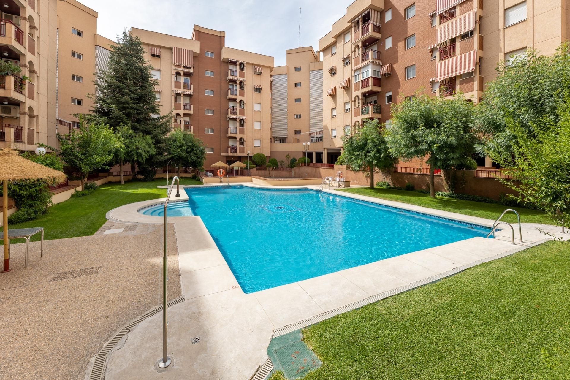 Piscina de Piso en venta en  Granada Capital con Calefacción, Jardín privado y Terraza