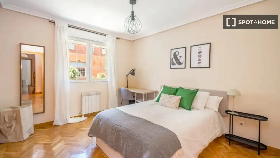 Bedroom of Flat for rent in Madrid  with Air Conditioner, Heating and Furnished