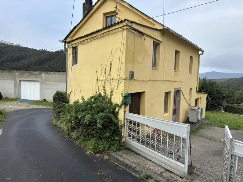 Vista exterior de Casa o xalet en venda en Ortigueira amb Calefacció, Jardí privat i Traster