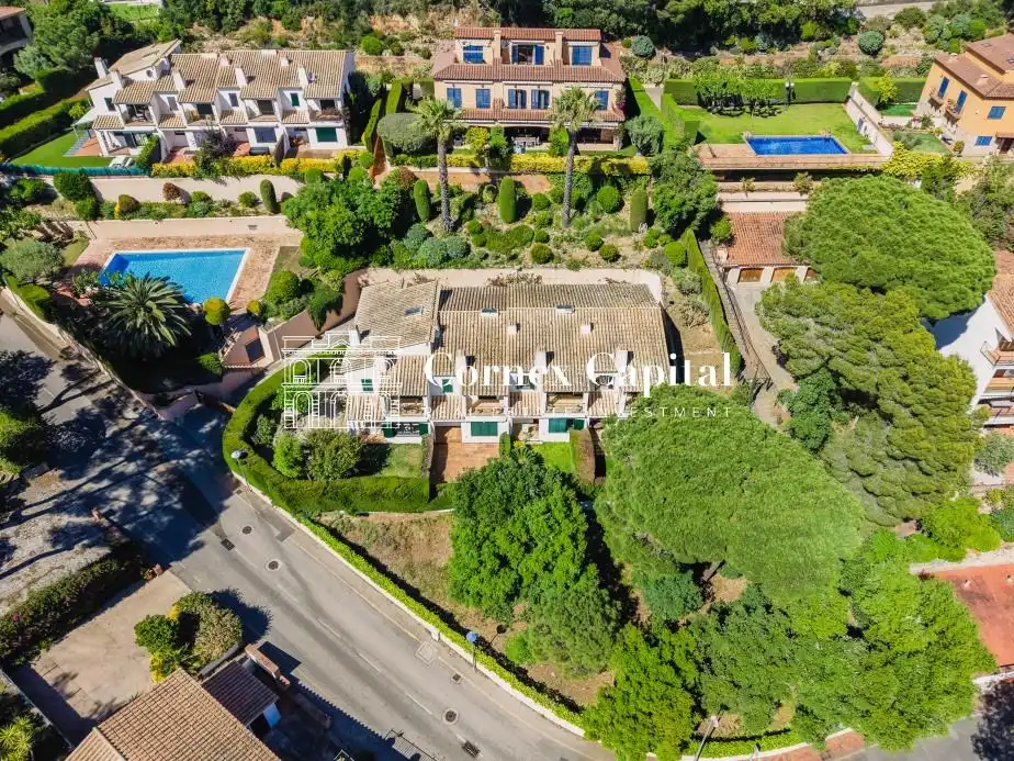 Vista exterior de Casa adosada en venda en Palafrugell amb Aire condicionat, Calefacció i Jardí privat