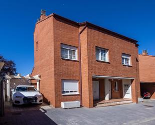 Vista exterior de Casa adosada en venda en Calatayud amb Calefacció, Jardí privat i Parquet