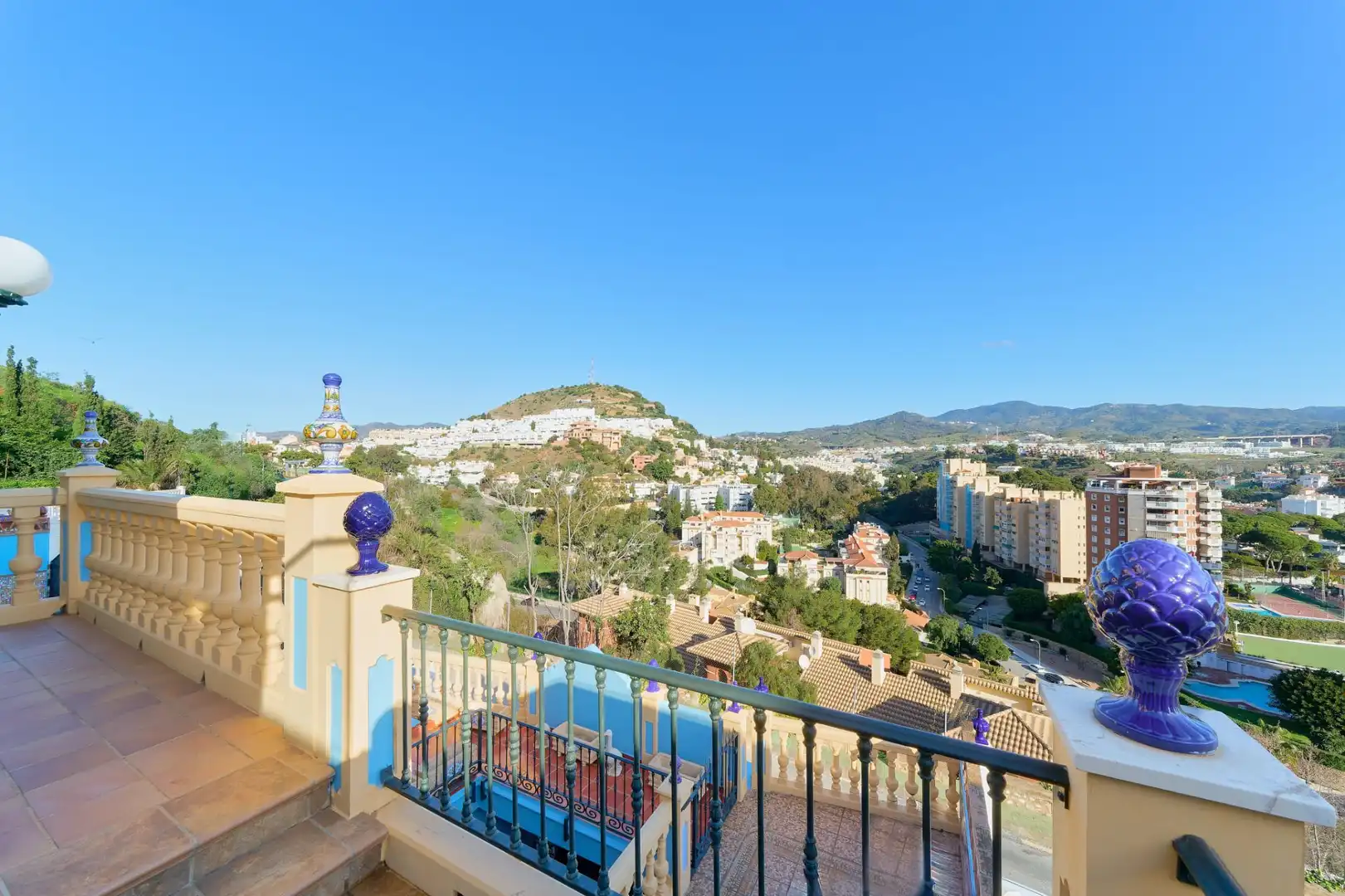 Vista exterior de Casa o xalet en venda en Málaga amb Aire condicionat, Calefacció i Jardí privat