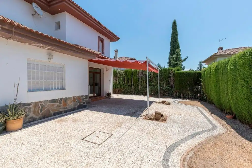 Vista exterior de Casa o xalet en venda en Albolote amb Aire condicionat, Balcó i Piscina comunitària