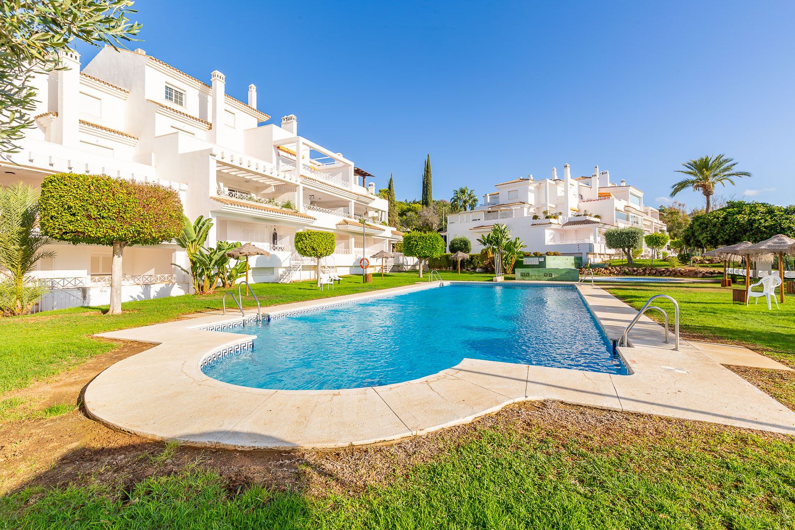 Vista exterior de Àtic de lloguer en Marbella amb Aire condicionat, Terrassa i Piscina