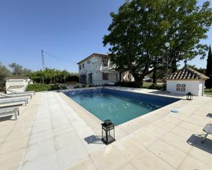 Piscina de Finca rústica en venda en Puente Genil amb Aire condicionat, Jardí privat i Terrassa