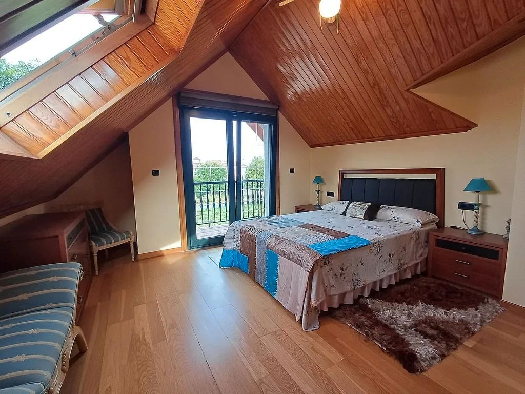 Dormitori de Casa o xalet en venda en Vigo  amb Calefacció, Jardí privat i Parquet