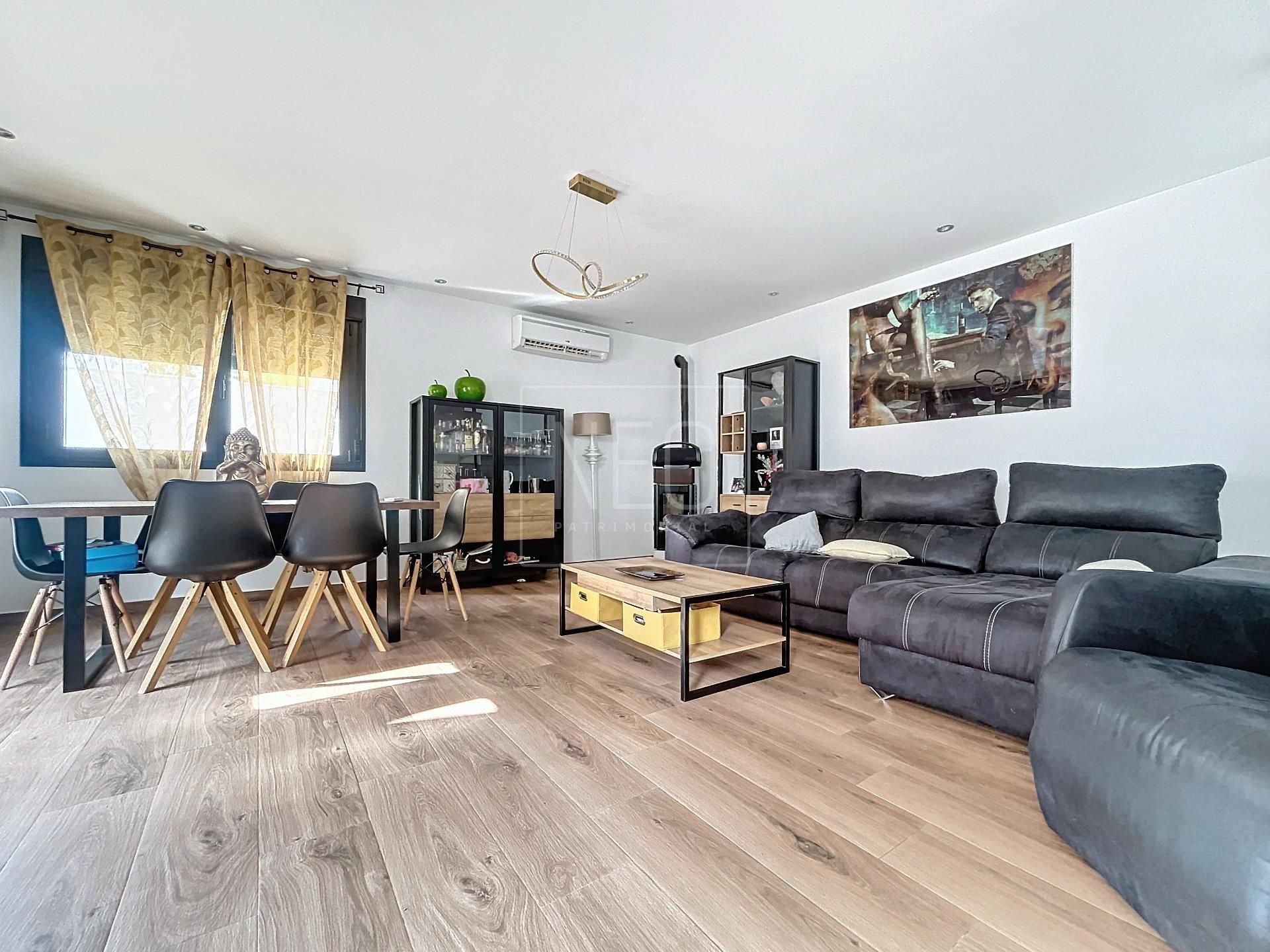 Sala d'estar de Casa adosada en venda en Vegas del Genil amb Aire condicionat, Calefacció i Jardí privat