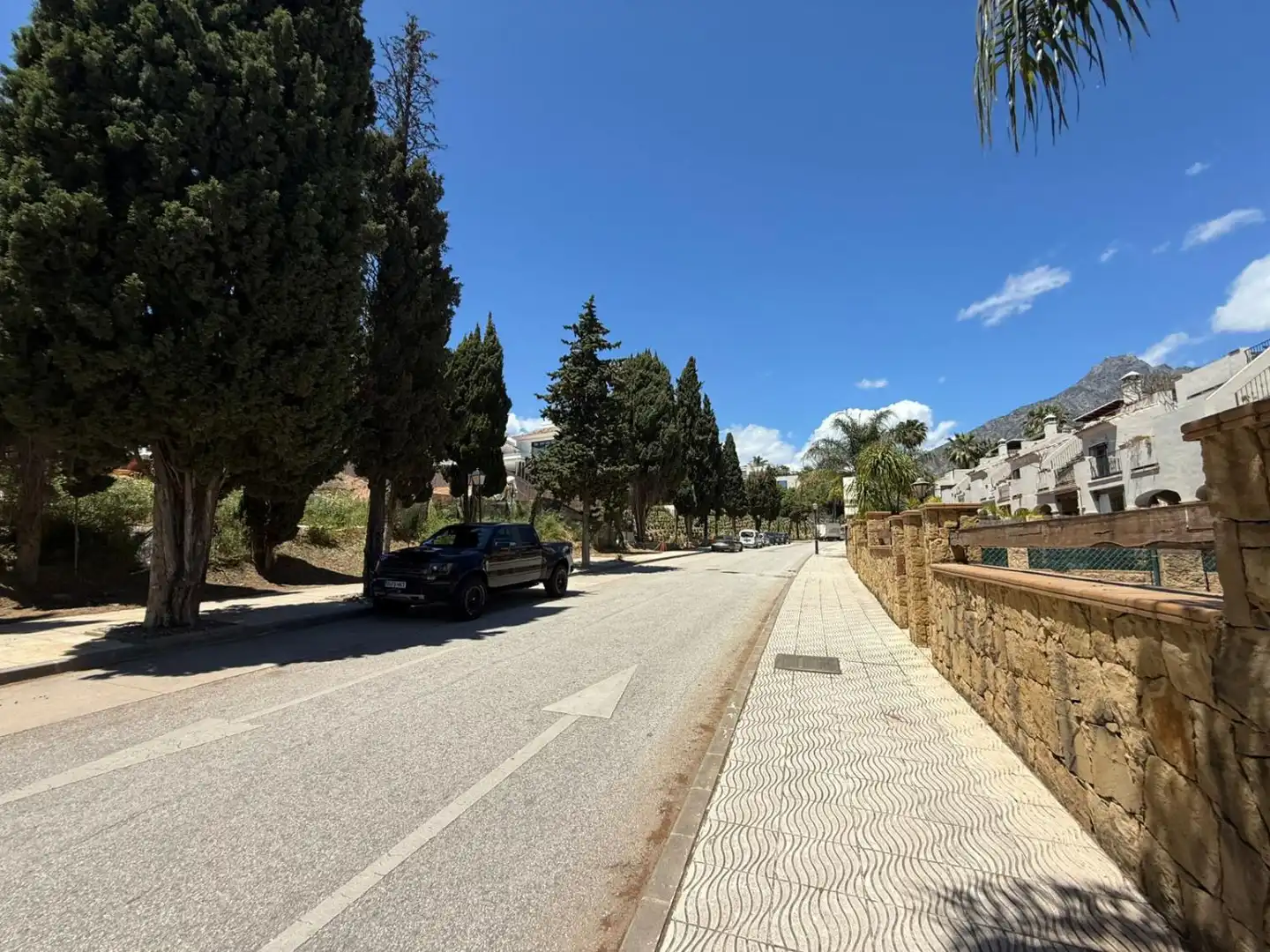 Vista exterior de Casa o xalet en venda en Marbella amb Calefacció, Jardí privat i Terrassa