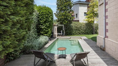 Casa pareada catalogada totalmente reformada con 4 dormitorios y piscina privada en Eixample, Sant Cugat
