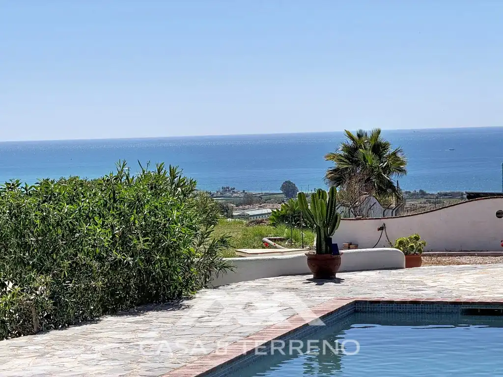 Vista exterior de Casa o xalet en venda en Vélez-Málaga amb Aire condicionat, Jardí privat i Terrassa