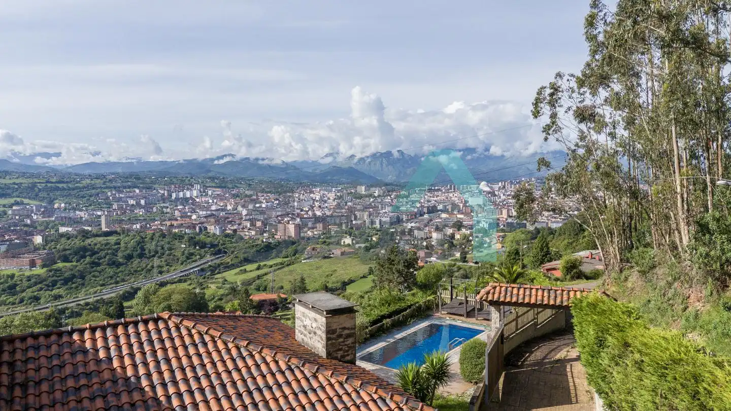 Vista exterior de Casa o chalet en venta en Oviedo  con Calefacción, Jardín privado y Parquet