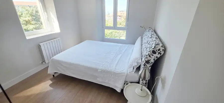 Dormitori de Apartament de lloguer en Gorliz amb Calefacció, Moblat i Forn