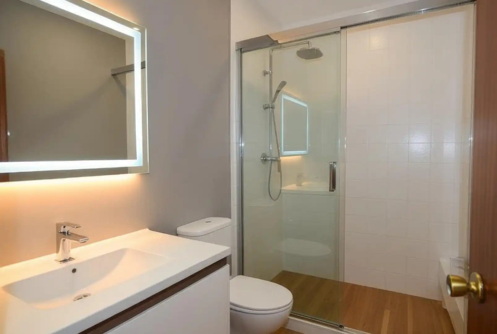 Badezimmer von Wohnungen zum Verkauf in Mogán mit Privatgarten, Terrasse und Gemeinschaftspool